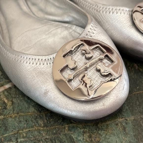 Tory Burch Whipstich Trim Silver Ballet Flats - Size 6.5 - Picture 5 of 12